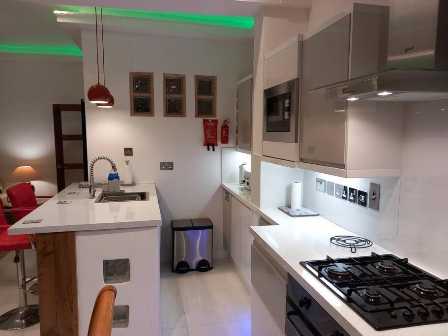 Luxury Holiday Home, Near Beach Southend-on-Sea Eksteriør bilde